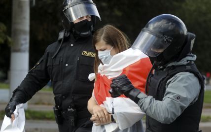 У Білорусі протести набирають обертів: силовики застосовують зброю та водомети