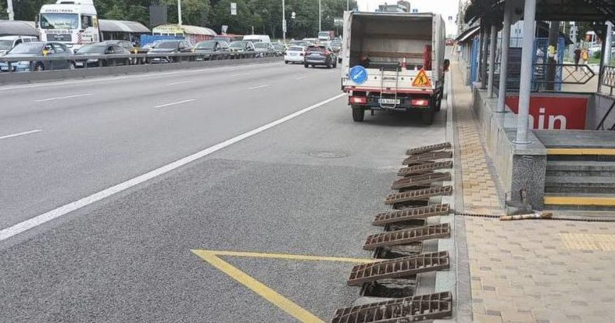 У разі підтоплень проїжджої частини чи тротуарів звертайтесь до диспетчерської "Київатодору": 044 284 74 19