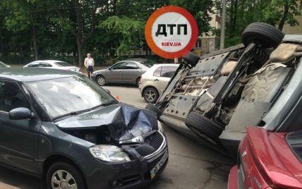 У Києві авто перекинулося на дах та зачепило декілька машин