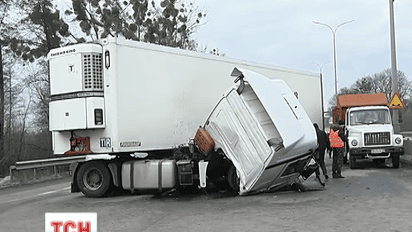 На одесской трассе под Киевом переломило пополам турецкий грузовик