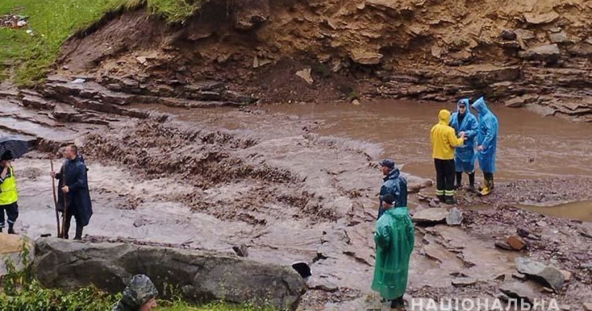 Авто із дітьми та чоловіком змило у річку: у поліції розповіли подробиці трагедії на Тернопільщині (фото)