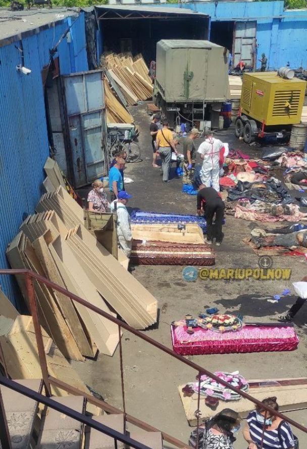 В Мариуполе тела погибших людей лежат под открытым небом на асфальте в жару 2