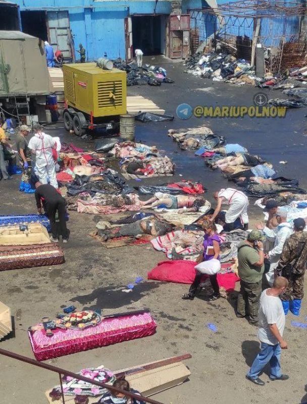 В Мариуполе тела погибших людей лежат под открытым небом на асфальте в жару