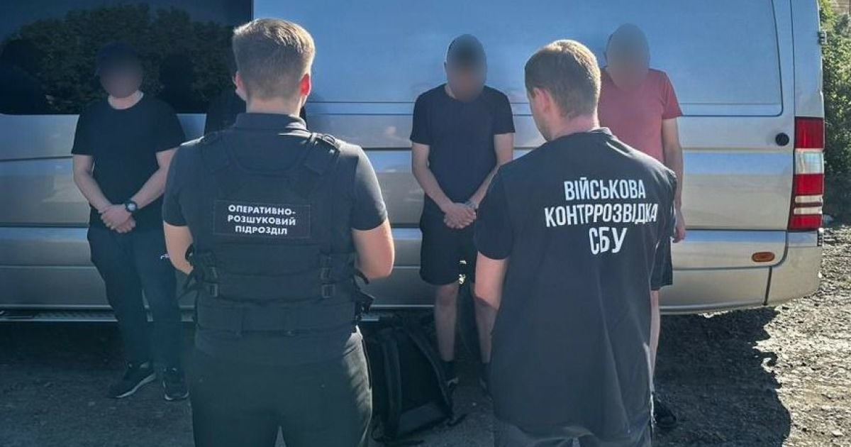Прикордонники у тайнику мікроавтобуса викрили чоловіків призовного віку