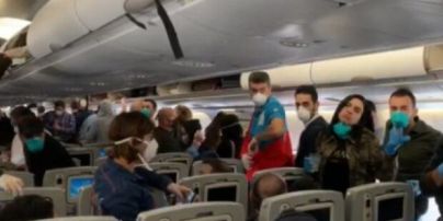 Украинских туристов сняли с рейса Киев-Анталия за хамство и отказ надеть маску