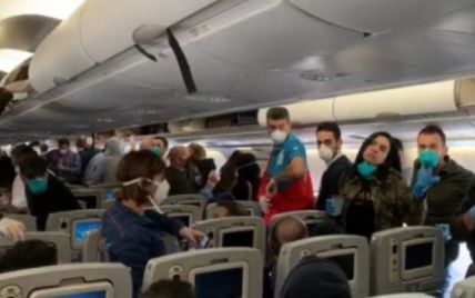 Украинских туристов сняли с рейса Киев-Анталия за хамство и отказ надеть маску