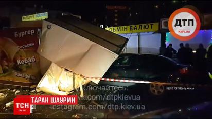 Автомобиль протаранил три киоска с шаурмой в столице