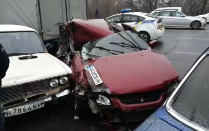 В Киеве пьяный водитель устроил аварию с более, чем полдесятка авто. Видео