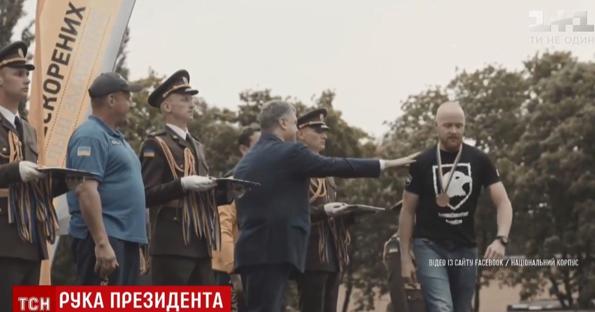 "Свободные люди в свободной стране": легендарный "Сумрак" прокомментировал отказ бойца "Азова" пожать руку Порошенко