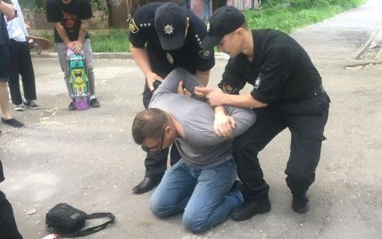 У Запоріжжі в учасників ЛГБТ-акції кинули петарду, постраждав поліцейський