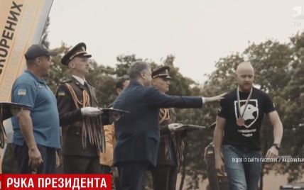 "Свободные люди в свободной стране": легендарный "Сумрак" прокомментировал отказ бойца "Азова" пожать руку Порошенко