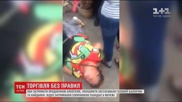 В Киеве полиция задержала продавщицу алкоголя с помощью газового баллончика и наручников