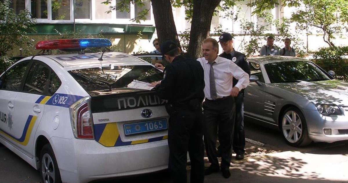 Полиция выписала штраф за неправильную парковку.