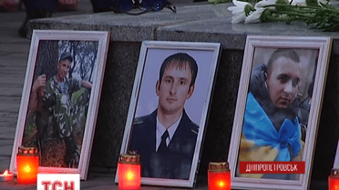 В Днепропетровске почтили память погибших в небе над Луганском десантников и летчиков