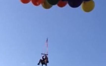 У Канаді відчайдушний чоловік злетів у небо на повітряних кульках
