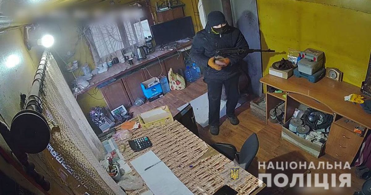 Зухвале пограбування з автоматом у Слов'янську: з'явилося відео з камер спостереження на пункті прийому металобрухту (відео)