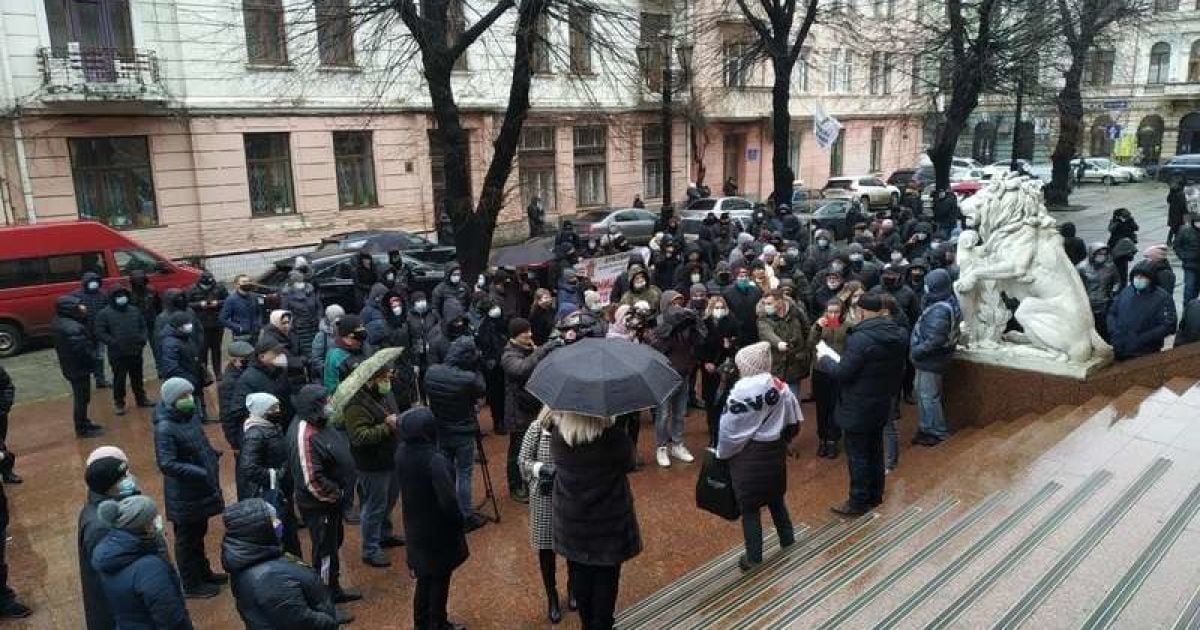 У "червоних" Чернівцях підприємці вийшли на протест: фото, відео