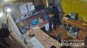 Зухвале пограбування з автоматом у Слов'янську: з'явилося відео з камер спостереження на пункті прийому металобрухту (відео)