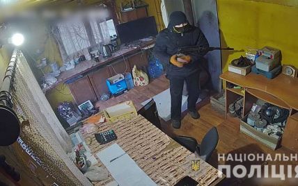 Дерзкое ограбление с автоматом в Словянске: появилось видео с камер наблюдения на пункте приема металлолома (видео)