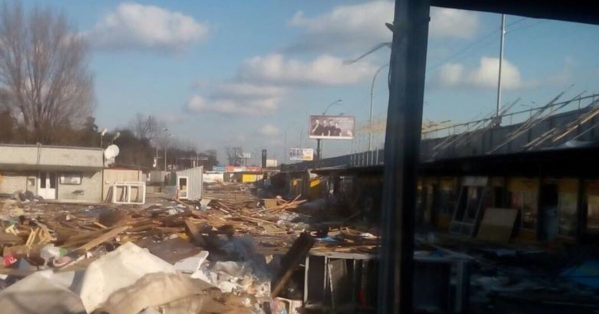 В Киеве возле станции метро "Лесная" разгромили МАФы