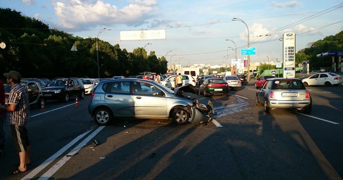 На загруженной трассе Киева произошло масштабное ДТП / © Фото Ивана Воробьева/ТСН