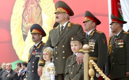 Парад Перемоги у Мінську: трактори, комбайни і син Лукашенко-головнокомандувач