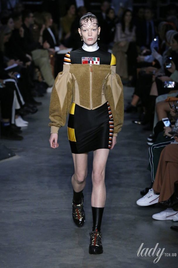 Коллекция Burberry прет-а-порте сезона осень-зима 2019-2020 / © East News