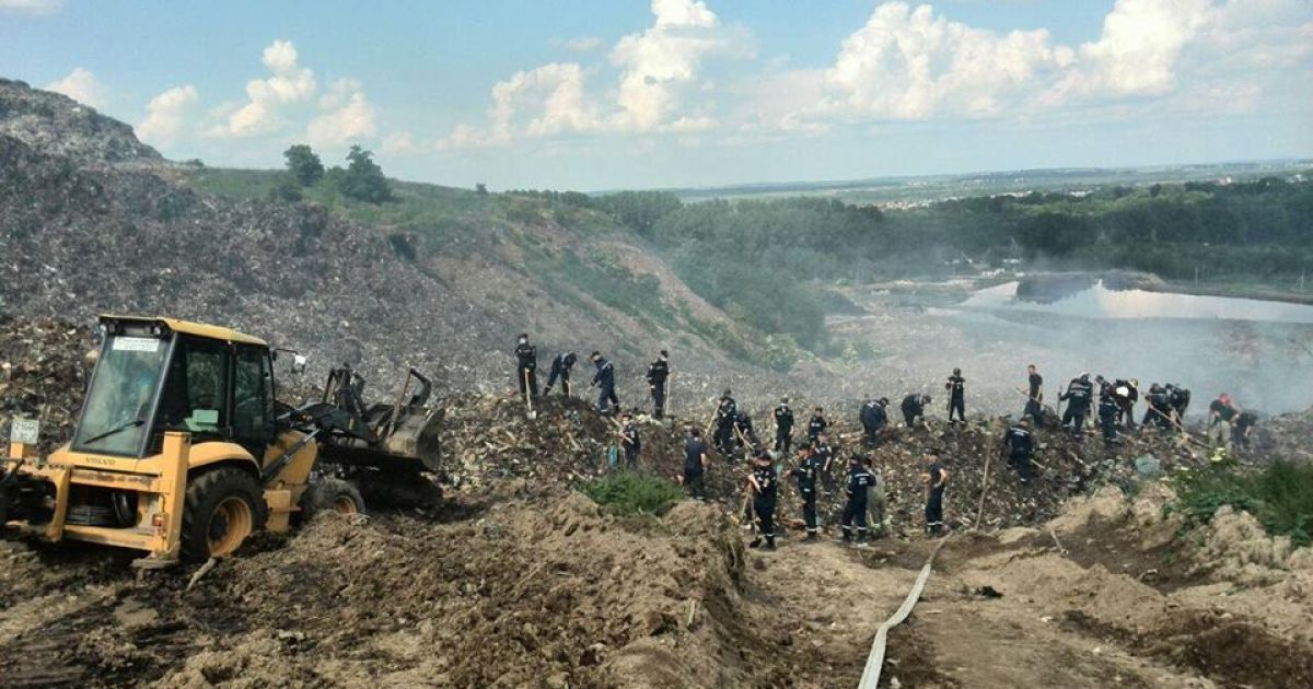 Спасенный сотрудник ГСЧС рассказал, как сходила лавина мусора