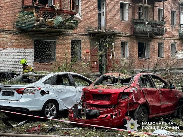 Пошкодження, яких завдав російський удар по Києву. Фото: Нацполіція