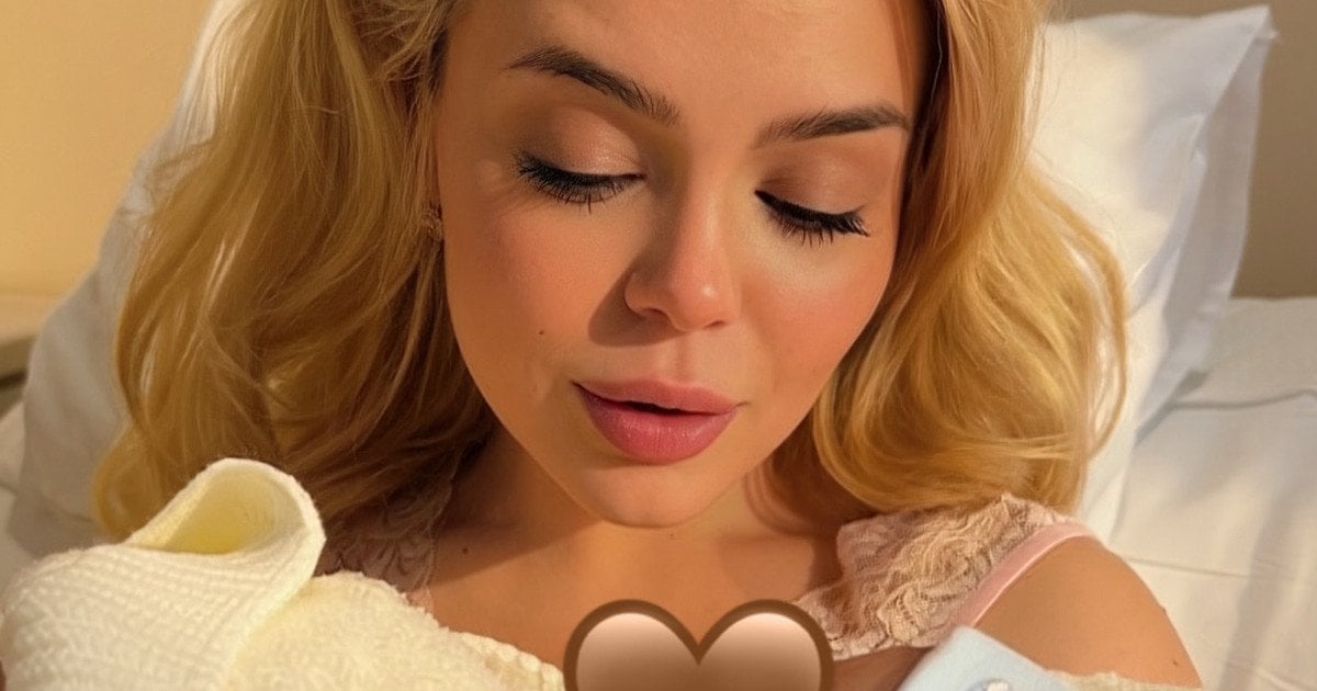 Аліна Гросу з новонародженим сином