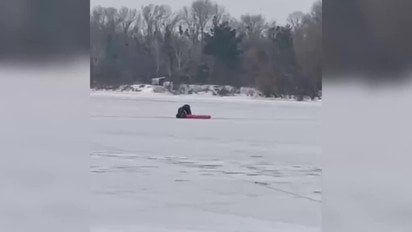 У Києві надзвичайники витягли з крижаної води чоловіка