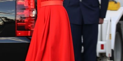 В красном наряде и на шпильках: новый яркий образ Мелании Трамп