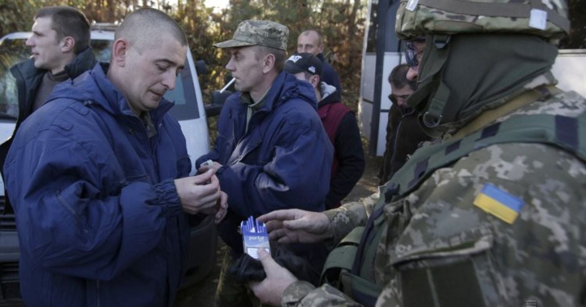 Бойовики звільнили дев'ять українців в обмін на 11 своїх поплічників. / © УНІАН