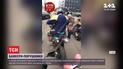 У Києві байкери виїхали на тротуар та побили перехожого