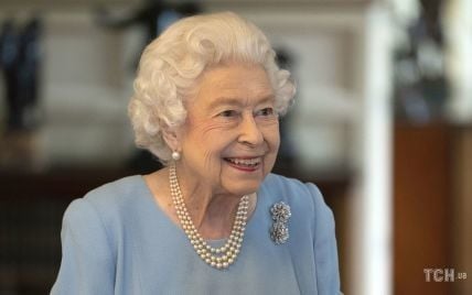Надрезала торт и много улыбалась: королева Елизавета II на приеме в Сандрингемском дворце