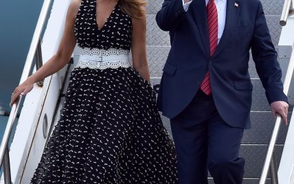У сукні з пікантним декольте і ажурним поясом: Меланія Трамп у красивому аутфіті на відкритті перегонів