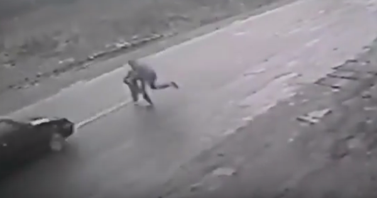 Житель Закарпатья героически спас ребенка от наезда авто, приняв удар на себя