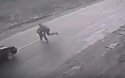 Житель Закарпатья героически спас ребенка от наезда авто, приняв удар на себя
