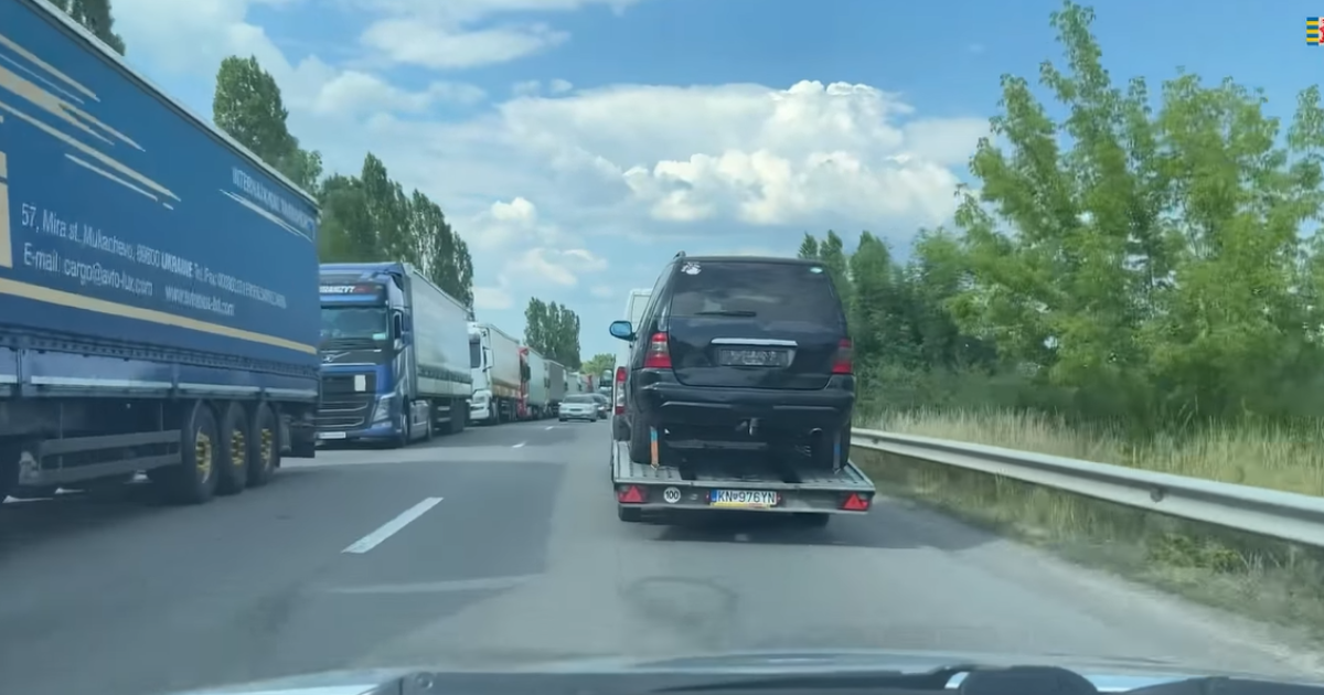 На кордоні з Угорщиною - сотні "євроблях": українці квапляться до закінчення пільгового розмитнення
