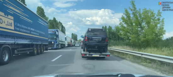 На кордоні з Угорщиною - сотні "євроблях": українці квапляться до закінчення пільгового розмитнення