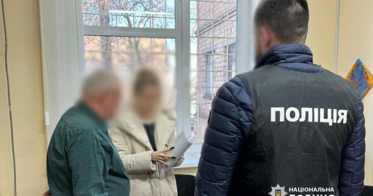 В Киеве работник ТЦК пытался за взятку предоставить отсрочку от мобилизации (фото)