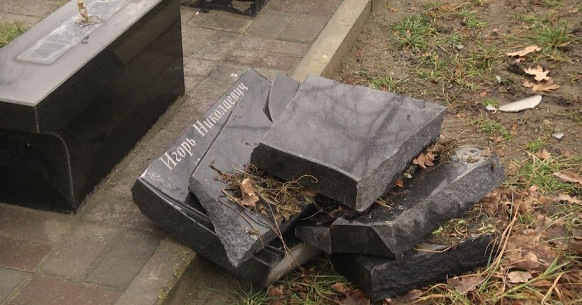 У селі під Житомиром у новорічну ніч невідомі розтрощили пам'ятники на цвинтарі