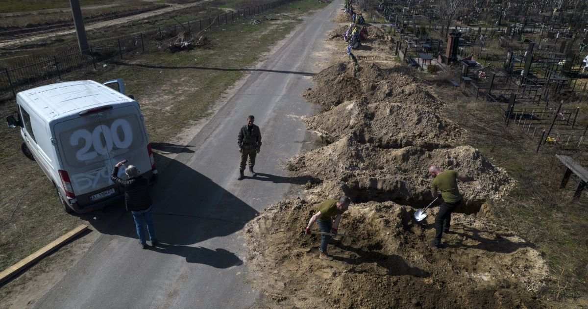 "He went out to feed his dog and was killed": the story of a Ukrainian gravedigger who buried people in Bucha