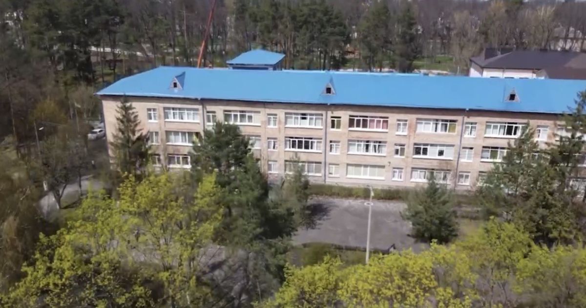 В Бучі та Ірпені розпочали заміну вікон та ремонт дахів – відео