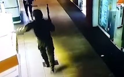 У поліції опублікували відео розбійного нападу на ювелірку у Херсоні