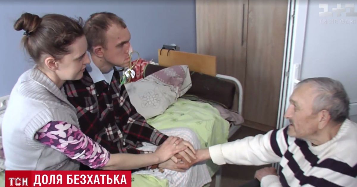 Сльози чоловіка в комі: врятований у Києві безхатько вперше за 17 років побачив сина