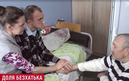 Слезы мужчины в коме: спасенный в Киеве бездомный впервые за 17 лет увидел сына