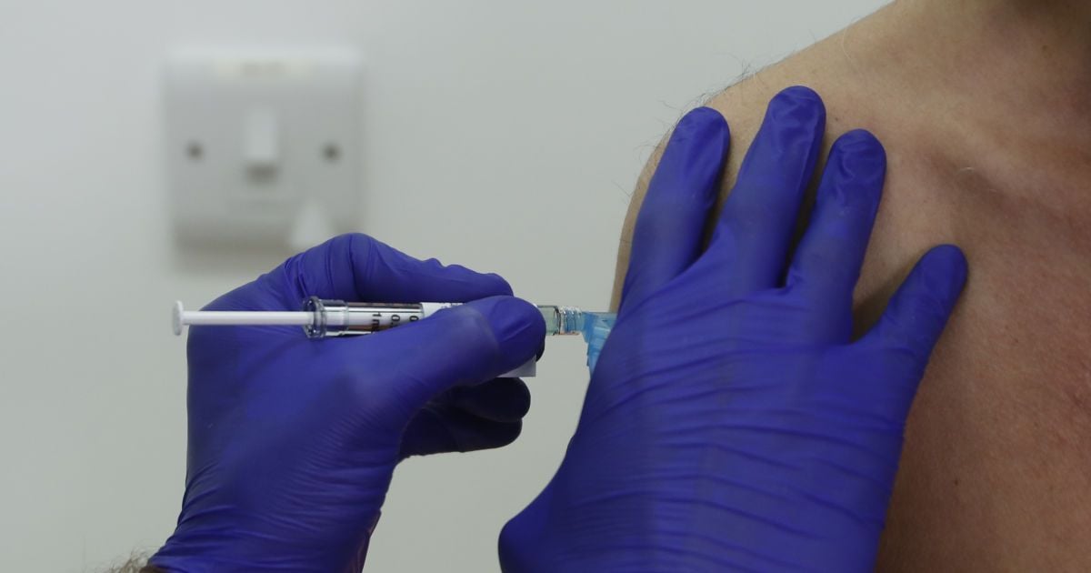 Нужно ли вакцинироваться тем, кто переболел COVID-19 — исследования ученых
