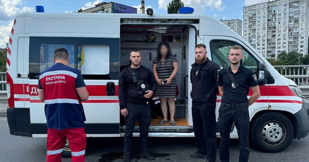 Столичні поліцейські врятували жінку від стрибка з мосту