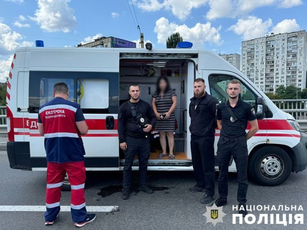 Столичні поліцейські врятували жінку від стрибка з мосту